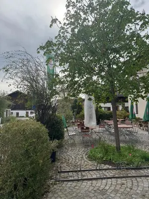 Ein Garten an der Unterkunft Landgasthof Neuwirt Seeon