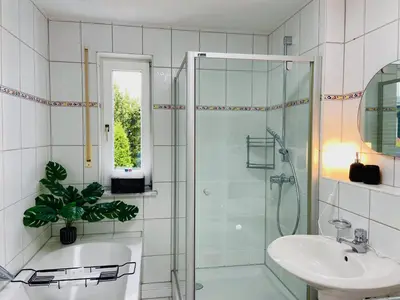 Ein Badezimmer in der Unterkunft Top möblierte 2-Zimmer Wohnung, Zentrum Vilsbiburg, Sonniger Balkon, Garage, WLAN