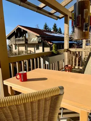 Ein Restaurant oder anderes Speiselokal in der Unterkunft Sunny 100 sqm family apartment with alpine views