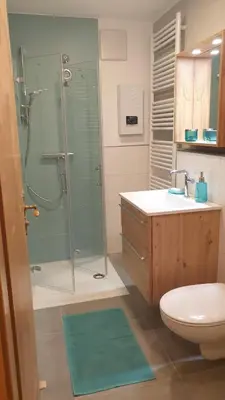 Ein Badezimmer in der Unterkunft Frisch renoviertes BergSeeNest