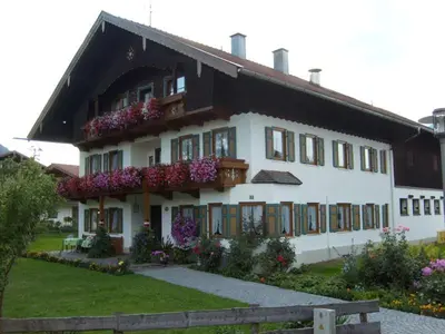 Das Gebäude in dem sich der Bauernhof befindet
