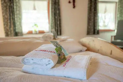 Ein Bett oder Betten in einem Zimmer der Unterkunft ChiemseeBlick