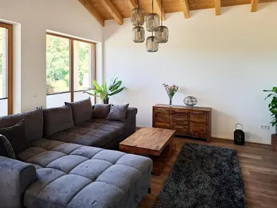 Ein Sitzbereich in der Unterkunft Moderne 4-Zimmer Ferienwohnung, Nähe Tegernsee
