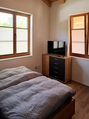 Ein Bett oder Betten in einem Zimmer der Unterkunft Moderne 4-Zimmer Ferienwohnung, Nähe Tegernsee