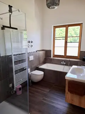 Ein Badezimmer in der Unterkunft Moderne 4-Zimmer Ferienwohnung, Nähe Tegernsee