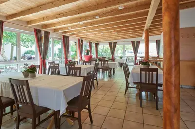 Ein Restaurant oder anderes Speiselokal in der Unterkunft Gasthaus Alter Wirt