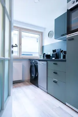 Küche/Küchenzeile in der Unterkunft modernes Apartment fussläufig zum Schlosspark Nymphenburg mit guten Verkehrsanbindungen ideal für Business City-Trips und Events