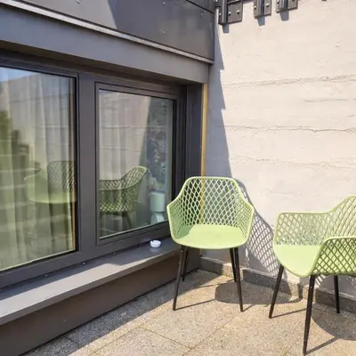 Ein Balkon oder eine Terrasse in der Unterkunft modernes Apartment fussläufig zum Schlosspark Nymphenburg mit guten Verkehrsanbindungen ideal für Business City-Trips und Events