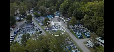 Blick auf Beer Base-Camp Oktoberfest camping aus der Vogelperspektive
