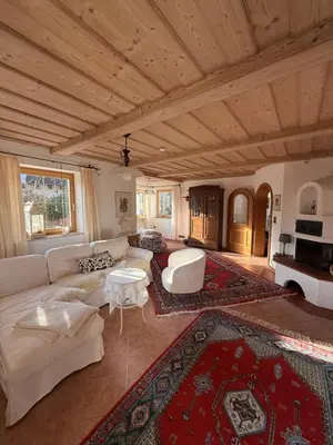 Ein Sitzbereich in der Unterkunft Landhaus in oberbayerischen Voralpen