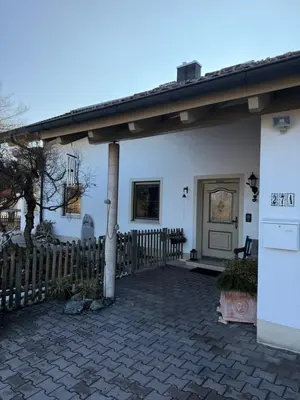 Das Gebäude in dem sich das Ferienhaus befindet