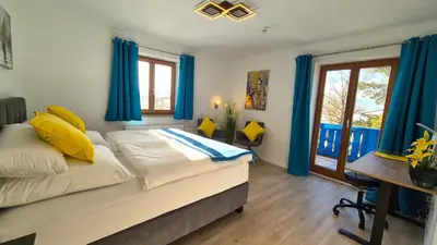 Ein Bett oder Betten in einem Zimmer der Unterkunft Ferienwohnung Lichtblick Oberbayern, sonnig, Bergblick, großer Balkon