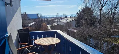 Ein Balkon oder eine Terrasse in der Unterkunft Ferienwohnung Lichtblick Oberbayern, sonnig, Bergblick, großer Balkon