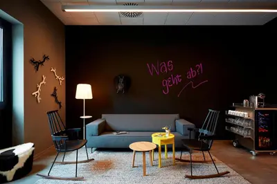 Ein Sitzbereich in der Unterkunft Moxy Munich Airport