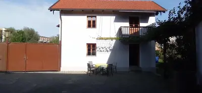 Das Gebäude in dem sich das Ferienhaus befindet