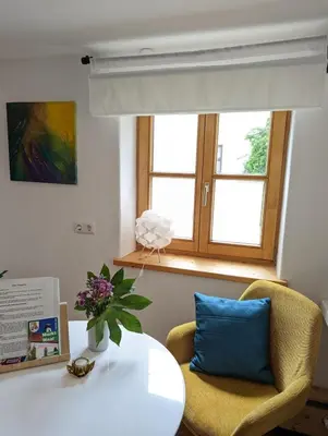 Ein Sitzbereich in der Unterkunft Gemütliches, helles, voll ausgestattetes Apartment mit Terrasse