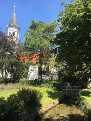 Ein Garten an der Unterkunft Gemütliches, helles, voll ausgestattetes Apartment mit Terrasse