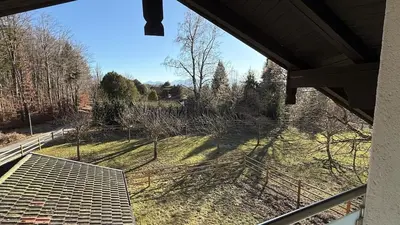 Ein Garten an der Unterkunft Apartment am Chiemsee nähe Chieming Arlaching Ising Seebruck