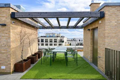 Ein Patio oder anderer Außenbereich in der Unterkunft City Centre Roof Terrace Penthouse with Parking