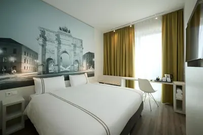 Ein Bett oder Betten in einem Zimmer der Unterkunft Premier Inn München City West