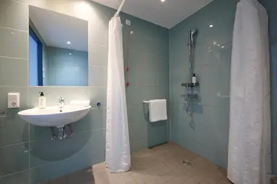 Ein Badezimmer in der Unterkunft Premier Inn München City West