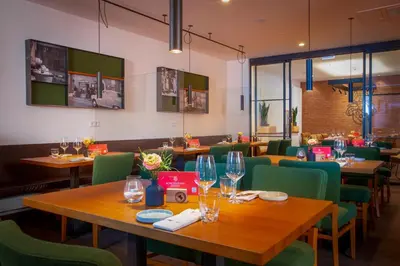 Ein Restaurant oder anderes Speiselokal in der Unterkunft Hotel & Boarding House Schlosserwirt
