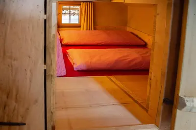 Ein Bett oder Betten in einem Zimmer der Unterkunft Turm zu Schloss Schedling
