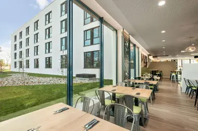 Ein Restaurant oder anderes Speiselokal in der Unterkunft Super 8 by Wyndham Munich City North