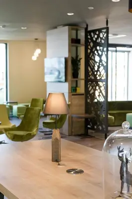 Ein Sitzbereich in der Unterkunft Super 8 by Wyndham Munich City North