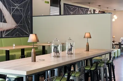 Ein Restaurant oder anderes Speiselokal in der Unterkunft Super 8 by Wyndham Munich City North
