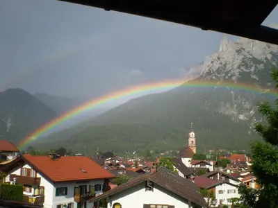Ein allgemeiner Bergblick oder ein Berglick von des Ferienhauses aus