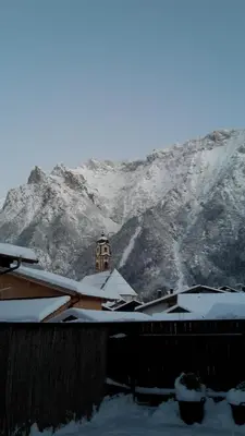Ein allgemeiner Bergblick oder ein Berglick von des Ferienhauses aus