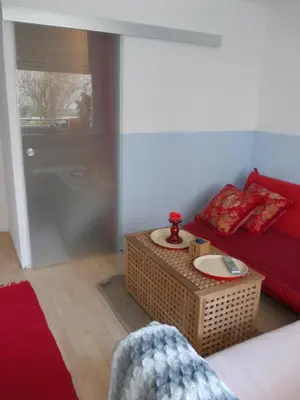 Ein Sitzbereich in der Unterkunft Fewo-Rosenheim im Zentrum mit kostenlosem Parkplatz