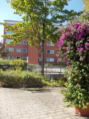 Ein Garten an der Unterkunft Fewo-Rosenheim im Zentrum mit kostenlosem Parkplatz