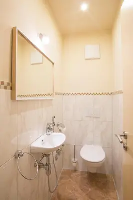 Ein Badezimmer in der Unterkunft Golden GaPa Central Family Apartment 8