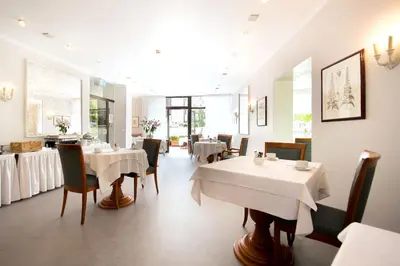 Ein Restaurant oder anderes Speiselokal in der Unterkunft domus Hotel