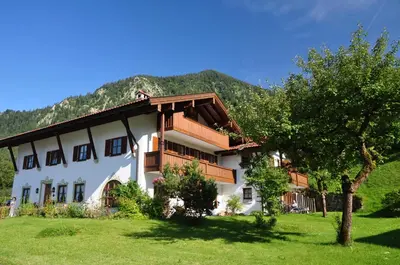 Ein allgemeiner Bergblick oder ein Berglick von der Pension aus