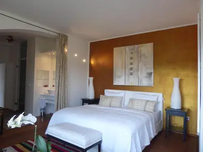 Ein Bett oder Betten in einem Zimmer der Unterkunft Am Eichholz Galerie & Art-Hotel