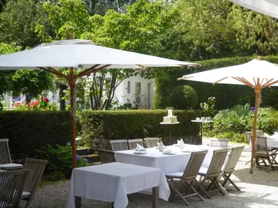 Ein Garten an der Unterkunft Am Eichholz Galerie & Art-Hotel