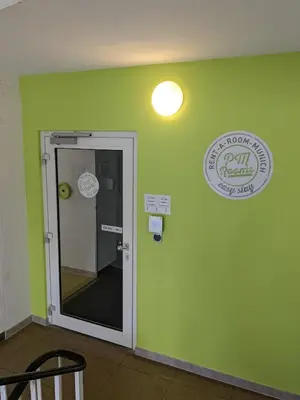 Ein Zertifikat, Auszeichnung, Logo oder anderes Dokument, das in der Unterkunft PM-Rooms ausgestellt ist