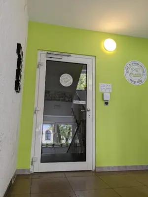 Ein Zertifikat, Auszeichnung, Logo oder anderes Dokument, das in der Unterkunft PM-Rooms ausgestellt ist