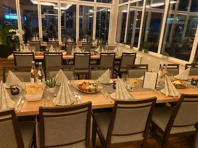 Ein Restaurant oder anderes Speiselokal in der Unterkunft Hotel Asgard