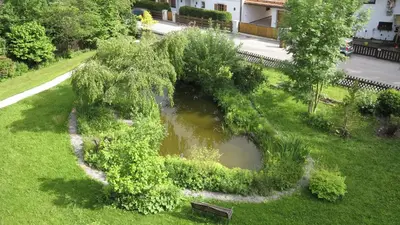 Ein Garten an der Unterkunft Gästehaus am Kurpark