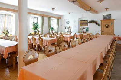 Ein Restaurant oder anderes Speiselokal in der Unterkunft Gasthof Jachenau