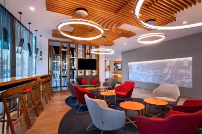 Ein Sitzbereich in der Unterkunft Holiday Inn Express Munich City West by IHG