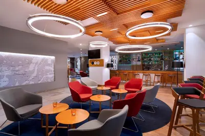 Ein Sitzbereich in der Unterkunft Holiday Inn Express Munich City West by IHG