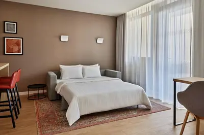 Ein Bett oder Betten in einem Zimmer der Unterkunft Residence Inn by Marriott Munich Central