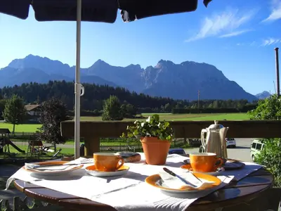 Ein allgemeiner Bergblick oder ein Berglick von des Hotels aus