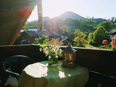 Ein allgemeiner Bergblick oder ein Berglick von der Pension aus