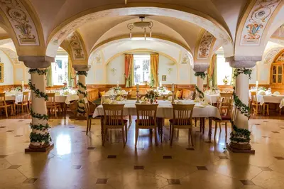 Ein Restaurant oder anderes Speiselokal in der Unterkunft Hotel Kandler